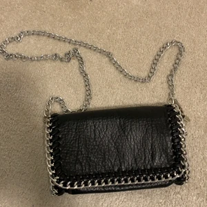 Tiamo väska - Snygg tiamo väska som är riktigt inne nu till hösten, kontakta mig om ni har några frågor❤️väldigt fint skick som om det inte var använd