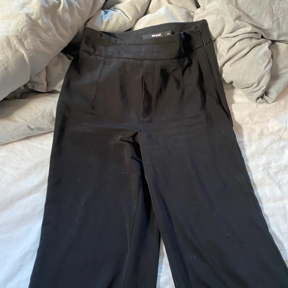 Svarta kostymbyxor från bikbok. I bra skick och i storlek 34. Säljer för 100 + 66 kr frakt❤️. Jeans & Byxor.