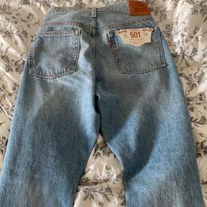 Jeans från Levi’s 501, säljer då dessa sitter lite tajt(brukar ha M i byxor). Tänker köra först till kvarn på byxorna så de kostar 250kr, är du intresserad, kom privat💙💙💙💙