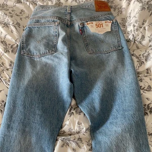 Levis - Jeans från Levi’s 501, säljer då dessa sitter lite tajt(brukar ha M i byxor). Tänker köra först till kvarn på byxorna så de kostar 250kr, är du intresserad, kom privat💙💙💙💙