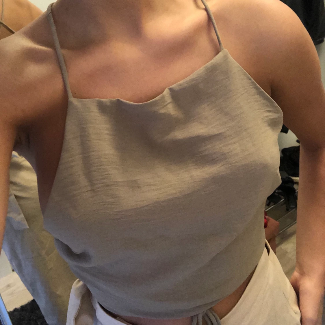 Linne med öppen rygg och knytning  - 91