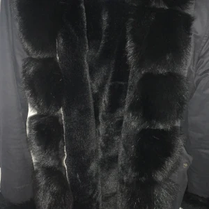 Fatima parka svart  - Jackan är i bra skick, den har en liten vit fläck som går bort, en av fickorna är sönder men de går att sy annars är den bra. Jackan e köpt för 5000kr säljer den för 1500kr för att fickan e sönder 