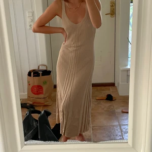 HM STUDIO stickad klänning - Säljer denna superfina stickade maxiklänning från HM Studio (2020). Den är i strl M så den är faller slappt över kroppen på mig som annars är en XS/S, men fint över byst/axlar. Använd ca 2 gånger🌸💕