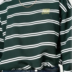 Säsweatshirt - En sweatshirt från Junkyard använd 2 gånger. Den är croppad med resår längst ner som går att dra åt. Köpt för 400kr