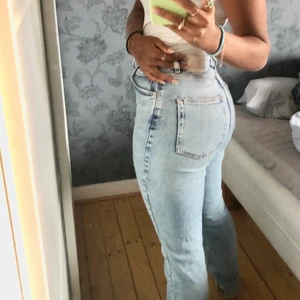 långa jenas  - ⚠️ Ber om ursäkt för dåliga bilder ⚠️ Jenas i strlk 36 men hade passat både 34 och 38😍. Super sköna jenas säljer för dom är för långa i benen och när vintern kommer så lär jag bara förstöra dom om jag släpar dom i marken hela tiden. Får rumpan att se super ut och följer kroppen super. Köpta för 600 säljer för 300. Skriv för att diskutera pris❤️