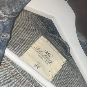 Jacka  - En jeans jacka som är använd 2-3 inga fel på jackan o mer bilder så Äre bara att skriva, pris kan diskuteras! S,XS,M kan använda jackan🦋