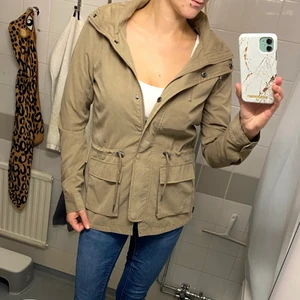 Beige jacka från Only i storlek Xs - Beige, tunn jacka från Only i storlek Xs, oanvänd
