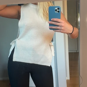 VÄST - super fin vit väst med knytning i sidorna från MANGO i storlek small. Enbart använd en gång, nyskick nästan.