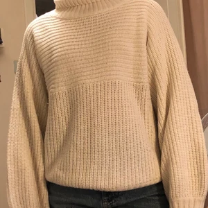Fin vit tjocktröja - Säljer en fin vit tjocktröja med polokrage. Den är vit, stickad och väldigt skön💗💗Tvärr håller den på att bli för liten så jag kan snart inte ha den längre. Den passar bra nu till hösten🍁🍁🍂🍂Frakten är 48 kr och det kommer bli budgivning vid flera intresserade🤗🤗🤗