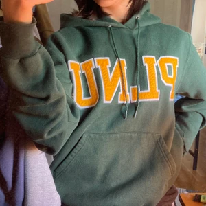 Vintage hoodie - Vintage Champion Hoodie i storlek S. vid flera intresserade blir det budgivning, Köparen betalar frakten eller så kan jag mötas i Uppsala 💕 högsta bud: 400kr