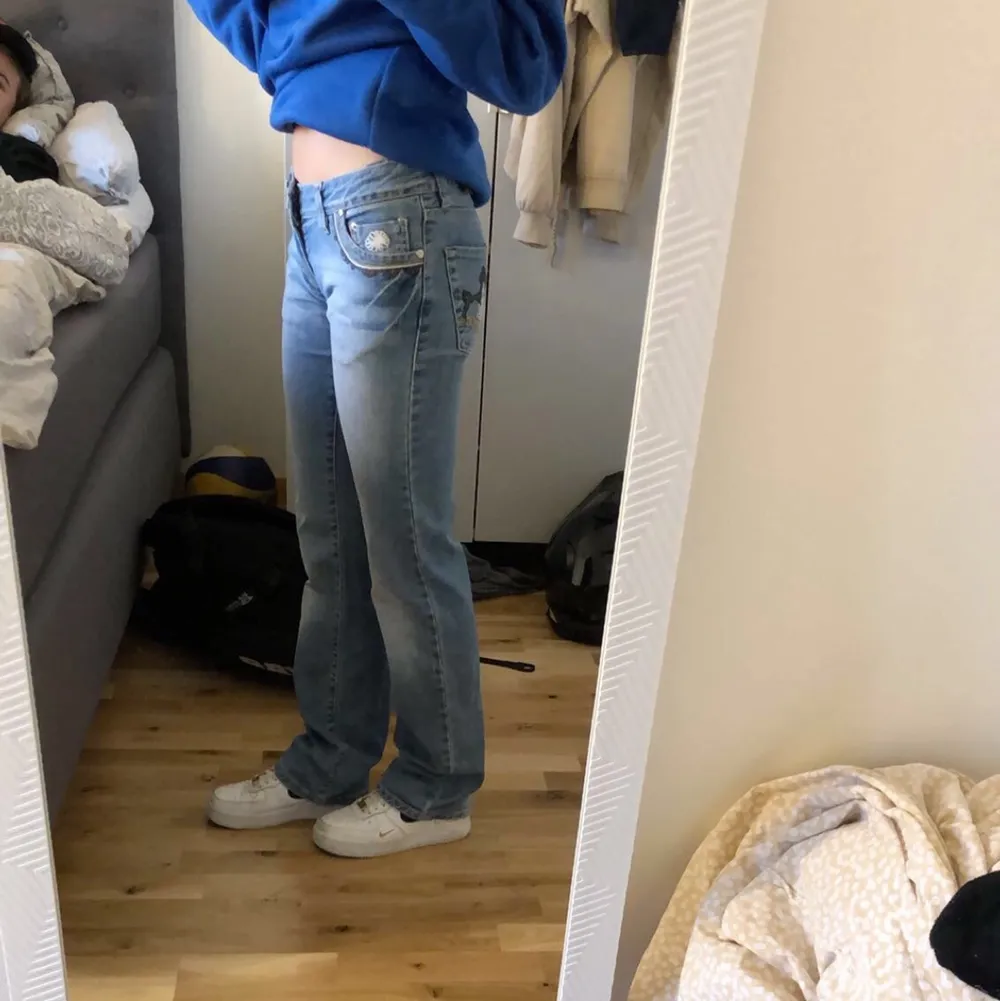 Ett par jättefina lågmidjade jeans som ja köpt här på Plick😍 säljer för det var tyvvär inte min stil kom med bud och hör av för fler bilder🥰. Jeans & Byxor.