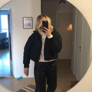 Pufferjacka - Säljer min svarta pufferjacka från Monki som är slutsåld på deras hemsida! Använd en vinter men i väldigt bra skick. Nypris 500kr. Finns snören i midjan så man kan justera storleken. Finns några sminkfläckar i kragen men det borde gå att tvätta bort!