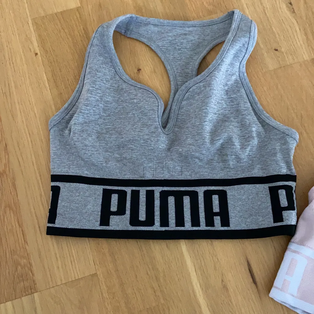 Puma sportbhar i storlek s. Supersköna, inlägg följer med! Köp båda för 150kr annars 100kr styck! ❤️. Toppar.