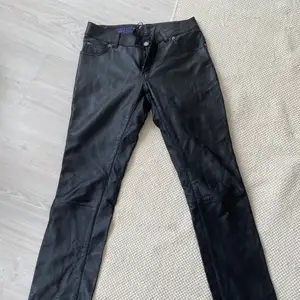 Äkta skinnbyxor från rock n’blue. Snygg rakare/Bootcut modell i storlek 28. Skulle säga att de passar en XXS/XS 