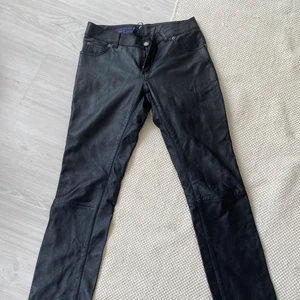 Skinbyxor  - Äkta skinnbyxor från rock n’blue. Snygg rakare/Bootcut modell i storlek 28. Skulle säga att de passar en XXS/XS 