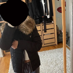Diabless of Sweden jacka  - Fluffig päls vinterjacka från diabless storlek 34 pälsen går även att ta bort. Väligt nytt skick och håller sig värm på vintern 