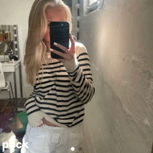 Randig zara tröja - Säljer denna superfina randiga zara tröja i fint skick❤️❤️ Lånad bild!!! Buda i kommentarerna! Storlek M men passar S och XS