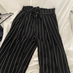 Randiga kostymbyxor  - Svart-vit randiga kostymbyxor från KappAhl. Välanvända men växt ur. Trots detta är de i bra skick. Luftiga och stretchiga!