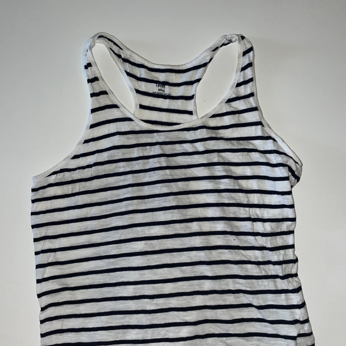 Randigt o gult linne o vit knyt T-shirt