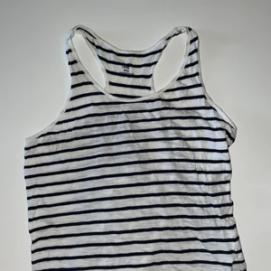 Randigt o gult linne o vit knyt T-shirt - Säljer tre plagg för 40 kr ett randigt linne, ett gult linne och en vit T-shirt med en Knut alla 3 plaggen är i storlek xs-s 