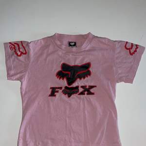 En rosa fox tröja som jag nu säljer för 120 kr i storlek xs i bra skick