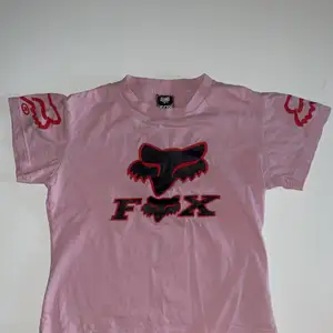 En rosa fox tröja som jag nu säljer för 120 kr i storlek xs i bra skick