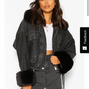 Jeansjacka med fluff - Supercool slutsåld jeansjacka med pälsdetaljer (fake). Köpt vid jul och använt ganska mycket! Pälsen är lite lös i ärmarna och kragen därav priset (det går lätt att fixa) 💕 köpt för 860kr ungefär säljer för 500! ❤️❤️ BUDA I KOMMENTARERNA eller köp direkt för 650kr+frakt