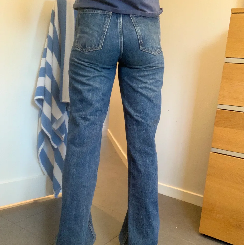 Jätte snygga Zara jeans i modell high wais straight leg. Slutsåld på hemsidan. Säljer pga de har blivit för små! Jag är 170 cm och de går långt ner över skorna. . Jeans & Byxor.