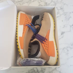 Adidas human race Pale nude - Knappt använda. Strlk 42. Skickas spårbart.