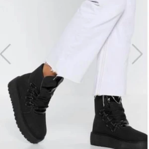 Svarta boots - Nyköpta skor från Nastygal säljes pågrund av fel storlek (36). Helt oanvända säljes i kartong. Ord pris 900kr