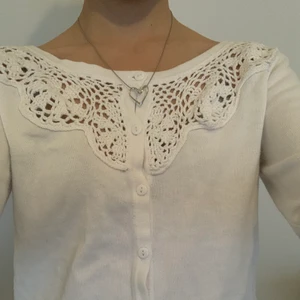 Kofta med detalj - Kommer inte ihåg hur mycket den kosta men tänkte sälja den för 40 kr. Vit kofta med hål och lite korta ärmar. I bra skick ☺️ Kan mötas upp i Nacka. 