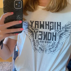 T-shirt med tryck🤍🤍 - Lite använd men i ett superbra skick!! Köparen står för frakten💓💓