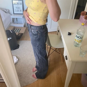 Jeans - Gråa jeans från Zara, som jag köpte på Plick här! Jag har bara använt de 1 gång. De är i storlek 38 men jag skulle säga att de är mer 36! Fint skicka och super snygga då de går över fötterna lite!