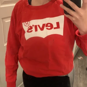 Levis hoodie  - Använd några gånger, trycket är lite slitet.