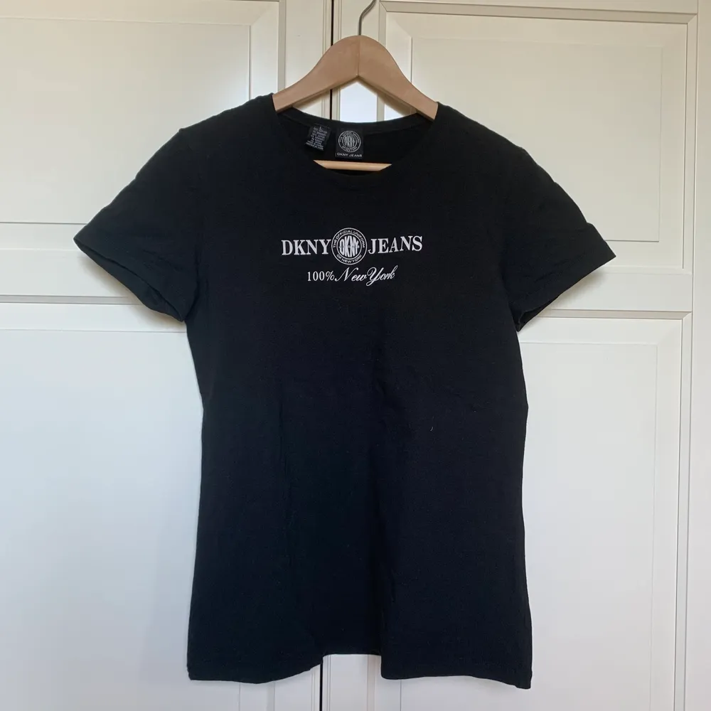 T-shirt från dkny, säljer då den är för stor för mig (vill att den ska vara tight). Stl L men passar mindre också om man vill ha den större, jag har xs. Materialet är Såå skönt! 100kr plus frakt. 🌸🌸. T-shirts.