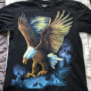 T-shirt - Retro t-shirt med tryck.Passar bra till det mesta. Använd ett fåtal gånger. Priset går att diskutera vid snabbt köp.