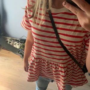 Randig tröja med volang  - Jättefin och trendig randig tröja från zara. Använd några fåtal gånger i bra skick. I storlek M men passar även en S. Du står för frakten!😍😍😍