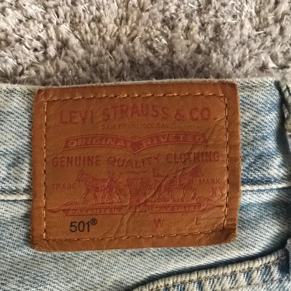 Ett par ljusblåa levis jeans i modell 501! Säljer pga de ej kom till användning lika mycket längre, köpta nått år sedan men i super bra skick!!💕👍🏼 nypris ca 1200kr. Jeans & Byxor.