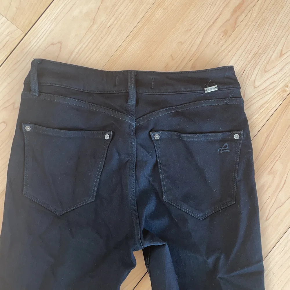 DL1961, svarta NINA HIGH RIS-SKINNY. Med silvriga detaljer, samt knapp och dragkedja. . Jeans & Byxor.