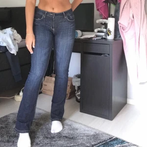 Lågmidjade jeans - Säljer dessa jättefina och trendiga lågmidjade jeans, från Lindex men köpta för längesen. Strl 27/32 och sitter perfekt för mig som är 170 och oftast har M i jeans. Pris kan diskuteras :) om många vill köpa så blir det budgivning 
