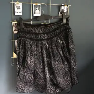 Höstlig kjol från flash i strl 38. Köpt för 300 kr.