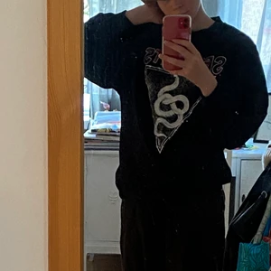 lång sweatshirt  - lång och mysig sweatshirt som passar bra nu när hösten börjar knacka på, köpt på h&m. den är i storlek S och har en snygg oversize fit. coolt tryck! frakt betalas av köparen. skickar med extras (t.e.x godis och/eller skönhetstesters) i varje paket så kolla in mina andra varor vetja! 💕👍🏻