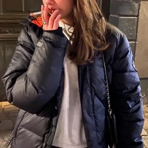 Mountain Works Jacka - Säljer nu min älskade jacka från det populära märket Mountain works ! Jättebra både som höst-och vinterjacka ! Har använts i 2 år och fortfarande i helt otroligt bra skick ! Inga slitningar !🙌🏻🤩  den är i herrstorlek XXS och sitter snyggt oversize på mig som brukar ha xs/s ! Snygga detaljer med reflex och patch på ärmen !😍😍😍 (KÖP DIREKT FÖR 500) !!