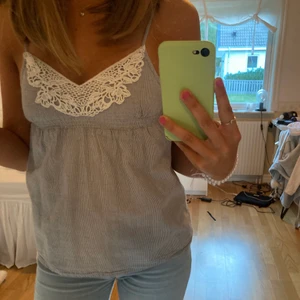 Superfint trendigt linne - Jätte fint linne med blå/vita ränder med en vit brodyr upptill. Justerbara axelband🤌🏼 (Passar mig som är en S men lite liten över bysten, för mig) pris+frakt och postar inte före betalt