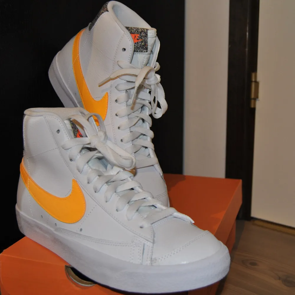 Nike blazer mid 77' || 549 kr Storlek 42  'white / laser orange' Skick 10/10 (helt nya) + originalbox. Skor.