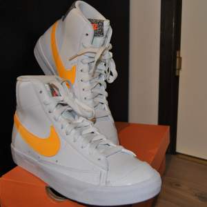 Nike blazer mid 77' || 549 kr Storlek 42  'white / laser orange' Skick 10/10 (helt nya) + originalbox