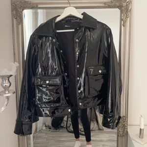 En jacka i lack som kommer från gina - Har aldrig använt denna jacka pga inte haft nå tillfälle eller känner mig så bekväm i den, köpte den för 600kr. Kommer från gina tricot. Delar på frakten❤️