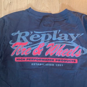 T-shirt med tryck - Är oversized på mig som har storlek S! Har ett fint tryck på ryggen (se bild 1). Superbra skick!