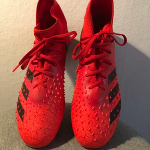 Predator freak .2 Mg / Q3 21 red/core  - Ett par adidas fotbollsskor som är använda endast två träningar. Anledningen till att jag säljer dem är att de är lite för stora för mig. Det är inte stora i storleken utan jag valde en för stor storlek. Annars är dem supersköna och känns väldigt stabila. Skorna är från xxl och var nedsatta från 1699 till 999. Jag har orderbekräftelsen kvar. 