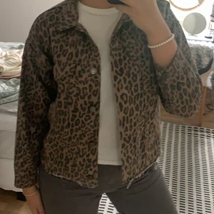 Leopard jeansjacka  - En leopardmönstrad jeansjacka från Monki, säljer pga för kort i armarna för mig som är lång. Jätte bra kvalitet! Skriv för mer information🤍🤍 250 kr + Frakt 